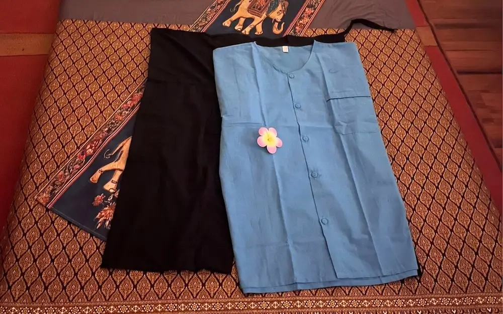 Nuad Thai Baumwollkleidung blau für traditionell Thailändische Massage bei AYA Graz