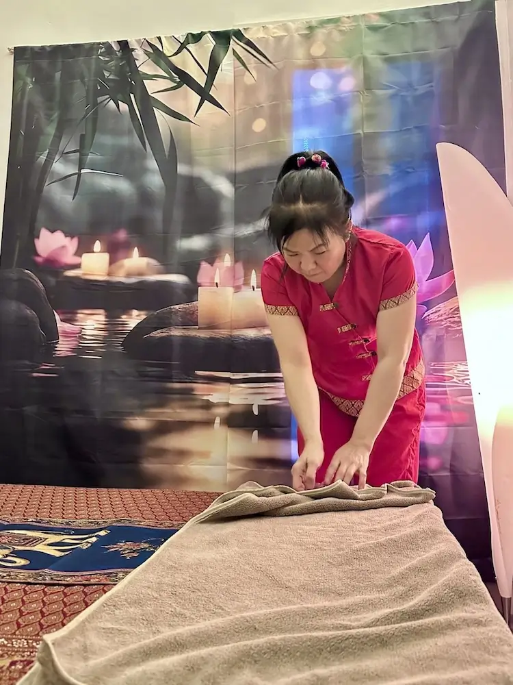 Thai Masseurin Graz St. Leonhard AYA bei der Arbeit