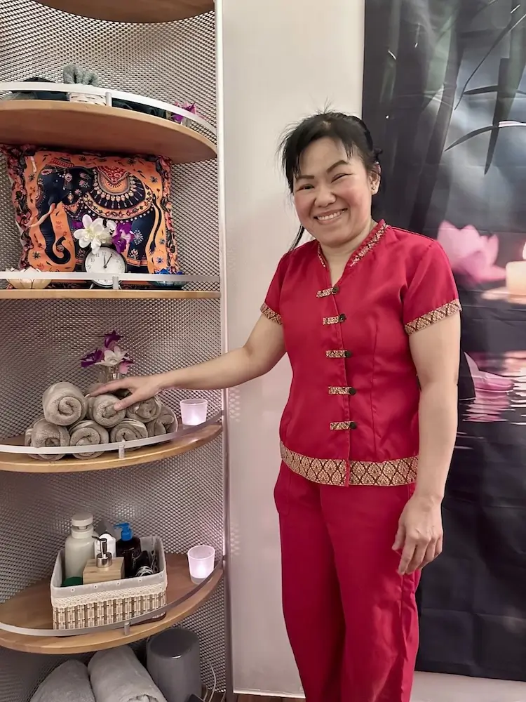 Araya, Masseurin für traditionelle asiatische Massage lacht
