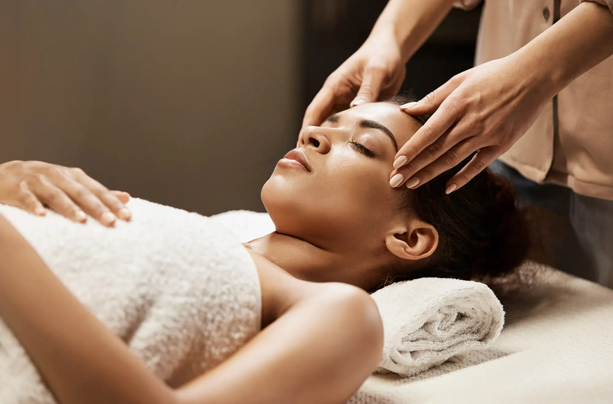 Frau auf Liege bei thailändischer Massage in Graz