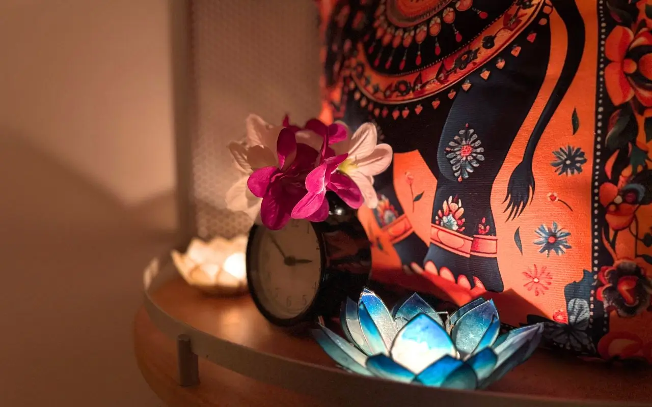 Dekoration orange, weiß, pink, blau - Blüten - im Massageraum Thai Massage AYA
