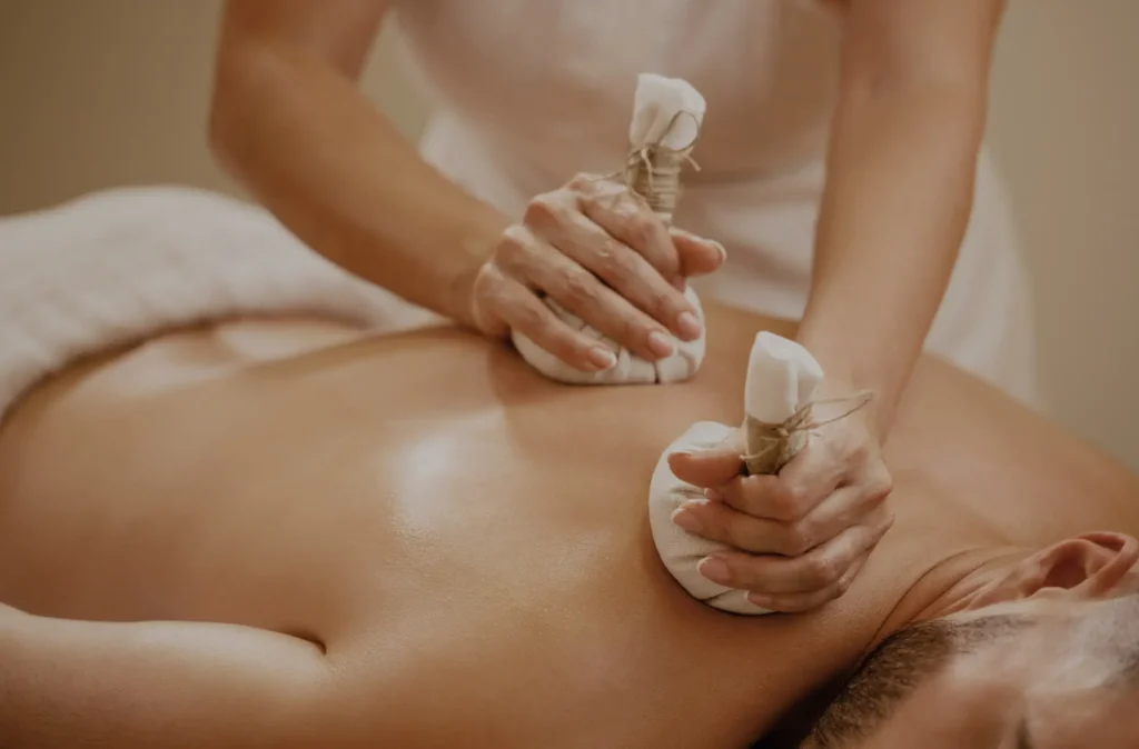 klassische Aromaöl-Massage am Rücken - Mann auf Massageliege
